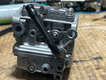 Load image into Gallery viewer, 90 75 hp Yamaha carburetor set 6H107 two stroke 1992-2003 without linkages 6H1-14302-07-00 6H1-14301-07-00 6H1-14303-07-00
