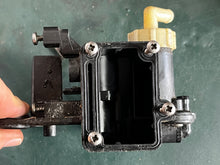 Load image into Gallery viewer, 90 115 hp Johnson Evinrude vst vro FUEL BRACKET 0340082 FUEL FILTER 0433190 NUT 0335112 two stroke v4 1995-2001
