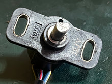 Lade das Bild in den Galerie-Viewer, 200 225 250 300 hp Mercury Throttle Position SENSOR ASSY 821664 electrical NLA 039400-0040 two stroke 3.0 liter motors
