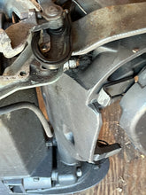 Cargar imagen en el visor de la galería, 150 200 hp Yamaha 25” MIDSECTION two stroke 2.6 hpdi 2000-2005 UPPER CASING 6E5-45111-23-8D SWIVEL 64E-43311-20-8D CLAMPS 64E-43111-02-8D 64E-43112-02-8D
