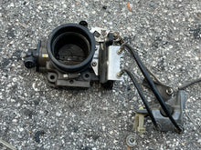 Load image into Gallery viewer, BF 130 hp Honda THROTTLE BODY with throttle cable 16400-ZW5-013 Four Stroke 1999-2004

