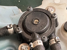 Lade das Bild in den Galerie-Viewer, 25 15 hp Evinrude E-tec OIL TANK 5007897 PUMP &amp; MANIFOLD 5007898 OIL LEVEL 0352874 CAP 5007256 two stroke 2009-up
