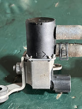 Lade das Bild in den Galerie-Viewer, DF 30 hp Suzuki EVAPORATOR PURGE VALVE 18117-78K00 HOSE 09355-70125-600 IAC VALVE HOSE 18173-94L00 BRACKET 18119-94L00 four stroke 2018
