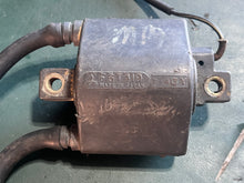 Cargar imagen en el visor de la galería, DT 50 65 hp Suzuki IGNITION COIL 33410-95330 f6t419 two stroke 1980-1982
