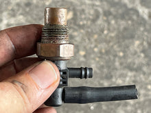 Cargar imagen en el visor de la galería, 135 150 200 hp Mercury Mariner VACUUM VALVE 814612 two stroke v6 Black Max XR6
