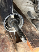 Lade das Bild in den Galerie-Viewer, 175 hp Evinrude Ficht GEAR CASE COMPLETE 5005551 painted 0351907 case 5005401 765402 Upper Drive Shaft 20 Inch 5000615 two stroke 1993-2001 measures 18 3/8” from water pump housing top shifts &amp; pressure tests, mainly fresh water lake motor
