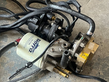 Lade das Bild in den Galerie-Viewer, 175 150 135 115 hp Ficht Evinrude OIL LIFT PUMP 5001221 OIL INJECTOR MANIFOLD 5000838 two stroke 2002-2005

