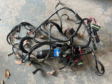 Lade das Bild in den Galerie-Viewer, 175 150 135 hp Ficht Evinrude ENGINE HARNESS wiring 0586717 two stroke 2002-2006
