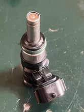 Lade das Bild in den Galerie-Viewer, DF 30 25 hp Suzuki FUEL INJECTOR 15710-82M00 four stroke 2015-2024 - resistance tested
