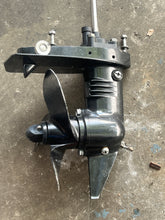 Lade das Bild in den Galerie-Viewer, DF 2.5 hp Suzuki 20” GEAR CASE ASSY 55110-97J51-YAY DRIVESHAFT 57111-97J20 PROP HOUSING 56120-97J50-YAY PROPELLER 58110-97JA0-019 four stroke 2024
