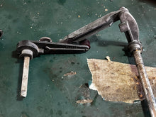 Load image into Gallery viewer, 150 175 hp Evinrude THROTTLE SHAFT ARM ASSY two stroke OIS 1991-2006 0335548 THROTTLE ARM SHAFT 335595 THROTTLE LINK, 0335543 LEVER, 0343978 ROLLER HUB, 5004426 0437996 THROTTLE ARM, 0335544 ROLLER ARM SHAFT
