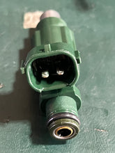 Cargar imagen en el visor de la galería, f 150 Yamaha FUEL INJECTOR green 63P-13761-00-00 EAT152 four stroke 2004-2010 cleaned
