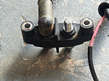 Lade das Bild in den Galerie-Viewer, 150 hp Yamaha battery TERMINAL 64D-81920-01-00 64D-81920-00-00 two stroke 1996-2009 some compatibility 175 200 hp
