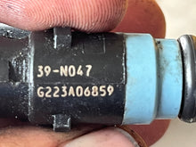 Lade das Bild in den Galerie-Viewer, 350 hp Mercury VERADO FUEL INJECTOR 842915T01 four stroke
