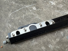 Lade das Bild in den Galerie-Viewer, 350 hp Mercury VERADO FUEL RAIL 895022A04 TUBE 8M0047054 SCHRADER VALVE 895028A02 four stroke
