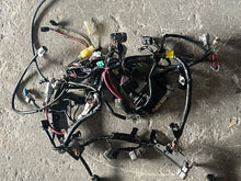 Lade das Bild in den Galerie-Viewer, DF 175 hp Suzuki engine WIRING HARNESS 36610-96L50 four stroke 2019-2021
