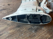 Lade das Bild in den Galerie-Viewer, 90 hp Evinrude E-tec 20” MIDSECTION sl SWIVEL 0434691 STEERING ARM 5001766 5009550 exhaust housing 0351234 adaptor 0350834 two stroke 2004-2012
