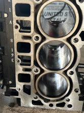 Lade das Bild in den Galerie-Viewer, 40 30 hp Mercury EFI CYLINDER HEAD ASSY crankcase 877568T 803016T06 COVER 834779A1 four stroke 3 cylinder 2005
