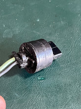 Lade das Bild in den Galerie-Viewer, DF 60 70 hp Suzuki TEMPERATURE SENSOR 34830-92E10 92E30 four stroke Evinrude 5030813 1998-2009 also DT 90 100 hp 1989-1997 also DT 150 200 hp 1998-2002
