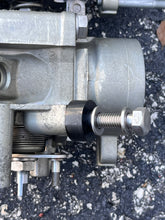 Cargar imagen en el visor de la galería, f 225 200 hp Yamaha strbd THROTTLE BODY 1 69J-13750-02-00 69J-13751-00-00 2002-2008 Four Stroke OEM

