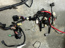 Lade das Bild in den Galerie-Viewer, df 225 200 250 hp Suzuki WIRING HARNESS 36610-93J90 also 36610-93J91 four stroke - off 2006-07 model 2004-2011
