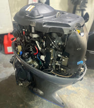 Lade das Bild in den Galerie-Viewer, 2018 F90 hp Yamaha Four Stroke Vmax 20”  clean running outboard
