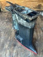 Lade das Bild in den Galerie-Viewer, 150 155 hp Johnson &amp; Evinrude 20” MIDSECTION HOUSING 0332744 SWIVEL 0432708 STEERING ARM 0392519 two stroke CROSSFLOW 1987-1992 4 &amp; 6 cylinder for use with Old-style trim
