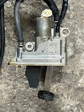 Lade das Bild in den Galerie-Viewer, DF 60 70 HP Suzuki VST top FUEL VAPOR SEPARATOR 15600-99E00 four stroke 1998-2009
