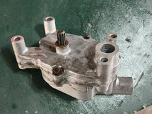 Lade das Bild in den Galerie-Viewer, DF 175 hp Suzuki OIL PUMP ASSY 16400-96J00 four stroke 2006-2013 some 150 200 compatibility
