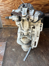 Lade das Bild in den Galerie-Viewer, 115 130 90 hp Evinrude E-tec MIDSECTION 25” EXHAUST HOUSING 5010896 EXTENSION 5008078 SWIVEL PIVOTANT 0434691 STEERING ARM 5001766 STERN BRACKETS 0351921 0351922 two stroke E115DPXAFG 2015
