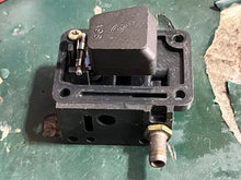 Cargar imagen en el visor de la galería, 150 175 hp hp Johnson Evinrude FUEL BRACKET COVER 0335385 Two Stroke v6 VRO
