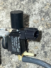 Lade das Bild in den Galerie-Viewer, DF 175 150 hp Suzuki VACUUM SWITCHING CONTROL VALVE with bracket Intake 18117-93J00 four stroke 2006-2024 some 200 hp
