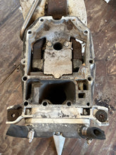 Lade das Bild in den Galerie-Viewer, 90 115 150 175 200 hp Johnson Evinrude 25” Midsection SWIVEL 0435005 EXHAUST HOUSING 0332745 ADAPTOR 0331039 MOUNT BRACKET 0336733 two stroke 4 &amp; 6 cylinder crossflow mid for old-style trim assy 1994 and earlier
