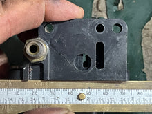 Cargar imagen en el visor de la galería, 150 175 hp hp Johnson Evinrude FUEL BRACKET COVER 0335385 Two Stroke v6 VRO

