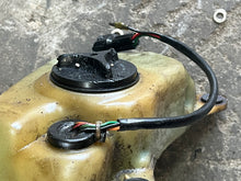 Lade das Bild in den Galerie-Viewer, 75 85 hp Suzuki 69110-95514 OIL TANK, 69200-95509 OIL CAP, 16250-94710 OIL SENSOR, 69201-95500  34860-94741 OIL LEVEL SENSOR two stroke
