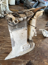 Lade das Bild in den Galerie-Viewer, 90 115 150 175 200 hp Johnson Evinrude 25” Midsection SWIVEL 0435005 EXHAUST HOUSING 0332745 ADAPTOR 0331039 MOUNT BRACKET 0336733 two stroke 4 &amp; 6 cylinder crossflow mid for old-style trim assy 1994 and earlier
