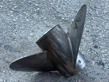 Cargar imagen en el visor de la galería, Volvo Penta 3855144 STAINLESS STEEL 3-blade RH Propeller 14 1/2 x 22 Pitch Standard Rotation Prop 19 spline
