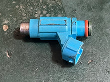 Lade das Bild in den Galerie-Viewer, DF 225 250 200 hp Suzuki FUEL INJECTOR 15710-93J00 four stroke 2004-2020
