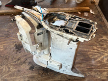Lade das Bild in den Galerie-Viewer, 200 hp Johnson Evinrude MIDSECTION 25” EXHAUST HOUSING 0435479 SWIVEL 0434724 ADAPTER 0436751 STEERING ARM 0437698 two stroke 1999-2005 j200txedr - some compatibility 225 250 hp
