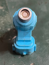 Lade das Bild in den Galerie-Viewer, DF 225 250 200 hp Suzuki FUEL INJECTOR 15710-93J00 four stroke 2004-2020
