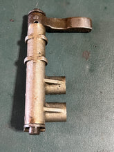 Lade das Bild in den Galerie-Viewer, f 115 75 80 90 100 hp Yamaha LEVER FUEL CHANGE LEVER 67F-24575-00-00, FUEL SHAFT 68V-24495-00-00, BRACKET FUEL PUMP 67F-24491-00-00 Four Stroke compatibility dependent on year - crossover Mercury 804257
