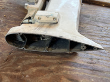 Lade das Bild in den Galerie-Viewer, 90 115 150 175 200 hp Johnson Evinrude 25” Midsection SWIVEL 0435005 EXHAUST HOUSING 0332745 ADAPTOR 0331039 MOUNT BRACKET 0336733 two stroke 4 &amp; 6 cylinder crossflow mid for old-style trim assy 1994 and earlier

