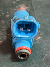 Lade das Bild in den Galerie-Viewer, DF 225 250 200 hp Suzuki FUEL INJECTOR 15710-93J00 four stroke 2004-2020
