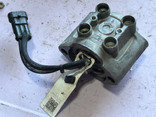 Cargar imagen en el visor de la galería, 150 hp Evinrude e-tec FUEL INJECTOR starboard 5007347 353518 5007765  two stroke AA AB AF models 90-200 hp
