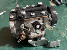 Load image into Gallery viewer, 25 35 HP OMC Johnson Evinrude CARBURETOR SET two stroke 3 cylinder 1996-2001 0438272 438272 0438273 438273 436351 0436351
