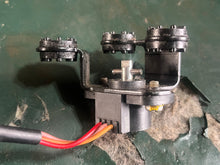 Lade das Bild in den Galerie-Viewer, 150 175 200 225 250 hp Yamaha Throttle Sensor &amp; bracket TPS 6R5-85885-01-00 TWO STROKE
