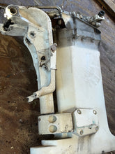 Lade das Bild in den Galerie-Viewer, 90 115 150 175 200 hp Johnson Evinrude 25” Midsection SWIVEL 0435005 EXHAUST HOUSING 0332745 ADAPTOR 0331039 MOUNT BRACKET 0336733 two stroke 4 &amp; 6 cylinder crossflow mid for old-style trim assy 1994 and earlier
