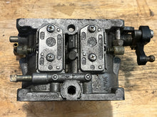 Lade das Bild in den Galerie-Viewer, 200 hp Mercury CARBURETOR SET WMH 16-1 16-2 16-3 top 3308-9672A44 3311-818650A4 818650A52, center 3308-9672A45 818650A5 818650A53, bottom 3308-9672A46 818650A6 818650A59 two stroke v6 compatible 175 150 hp
