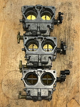 Lade das Bild in den Galerie-Viewer, 200 hp Mercury CARBURETOR SET WMH 16-1 16-2 16-3 top 3308-9672A44 3311-818650A4 818650A52, center 3308-9672A45 818650A5 818650A53, bottom 3308-9672A46 818650A6 818650A59 two stroke v6 compatible 175 150 hp
