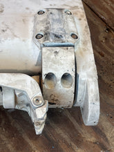 Lade das Bild in den Galerie-Viewer, 90 115 hp Johnson 20” MIDSECTION SWIVEL 0434691 STEERING ARM 0433282 EXHAUST HOUSING pl 0340824 0343612 two stroke 1999-2005
